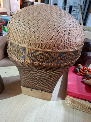 Vintage Bamboe Mand met Houten Basis beschikbaar voor biedingen