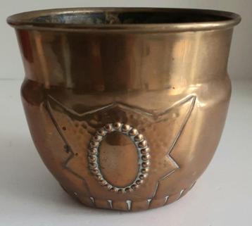 Antiek klein weinig veerkomend bloempotje beschikbaar voor biedingen