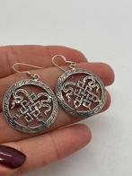 B818 Prachtige zilveren oorbellen Tibetaans oneindige knoop, Hangers, Ophalen of Verzenden, X, Zilver