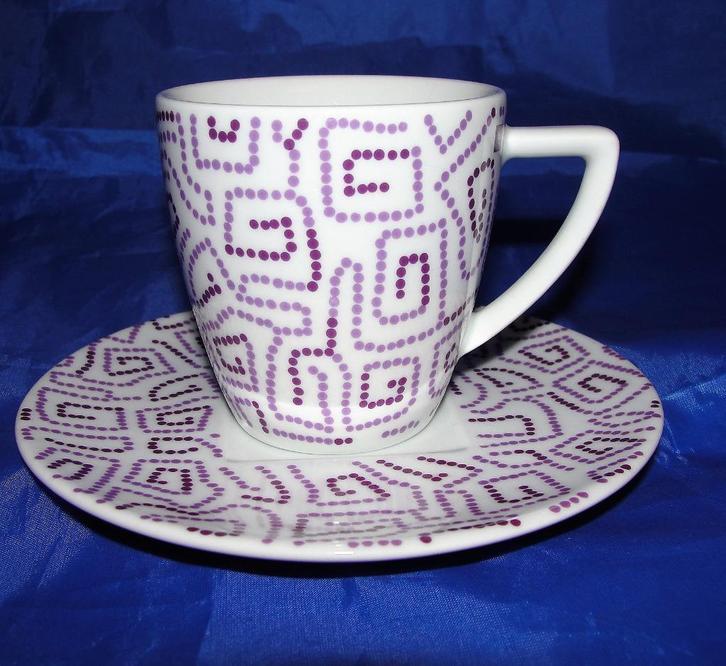 Nespresso Design kop en schotel paars- wit, Huis en Inrichting, Keuken | Servies, Zo goed als nieuw, Kop(pen) en/of Schotel(s)