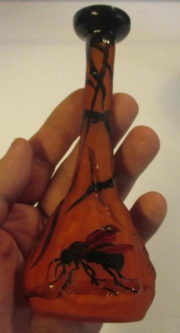 art nouveau glas vaasje geemailleerd met vlieg de Kinner beschikbaar voor biedingen