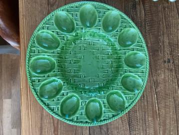 Groene retro vintage eierschaal beschikbaar voor biedingen