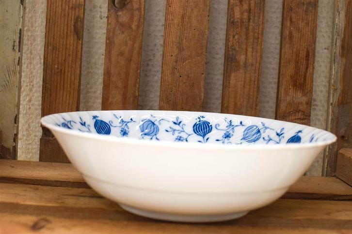 Royal Tettau porseleinen schaal 48682, Huis en Inrichting, Keuken | Servies, Gebruikt, Bord(en), Wedgwood, Aardewerk, Ophalen of Verzenden