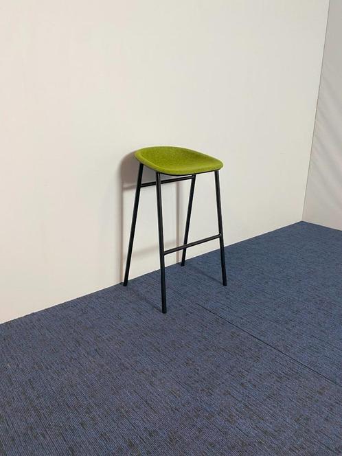 6 x Barkruk De Vorm LJ3, groene zitting, zwart frame, Huis en Inrichting, Barkrukken, Gebruikt, 60 tot 90 cm, Metaal, 5 krukken of meer