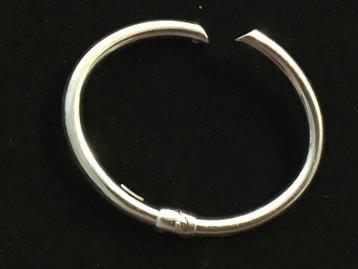 Armband zilver (925), mooi strak model en goed scharnierend! beschikbaar voor biedingen