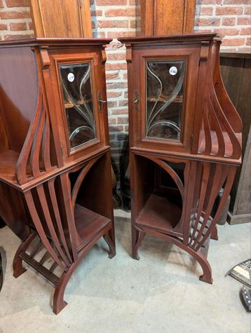 2 Art Nouveau kastjes. €150 per stuk 115 cm hoog  beschikbaar voor biedingen