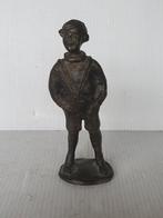 brons : beeldje van jongeman handen in z'n zakken 12 cm, Ophalen of Verzenden, Brons