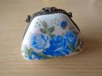 vintage PILLENDOOSJE TASJE MET BLAUWE ROZEN, Ophalen
