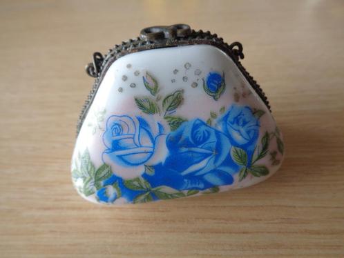 vintage PILLENDOOSJE TASJE MET BLAUWE ROZEN, Antiek en Kunst, Curiosa en Brocante, Ophalen