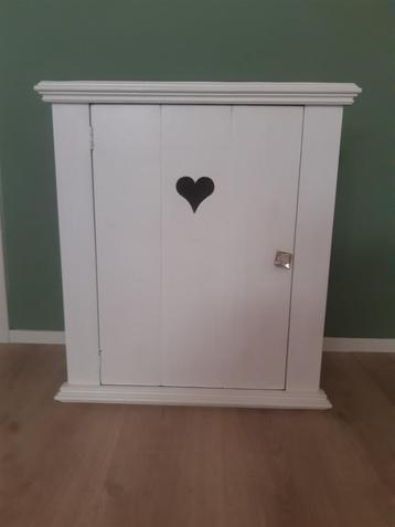 lief maar stoer hoekkastje voor babykamer beschikbaar voor biedingen