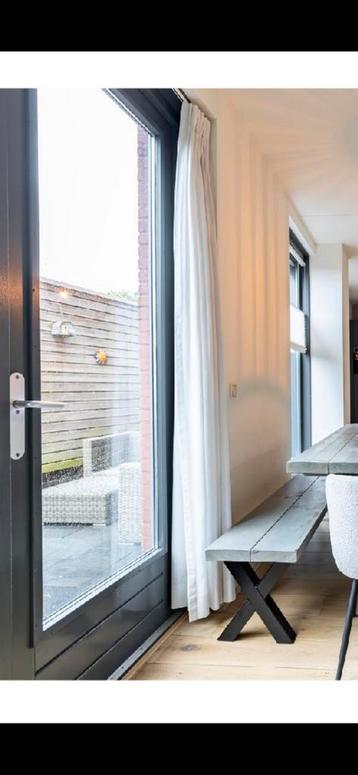 Witte gordijnen beschikbaar voor biedingen