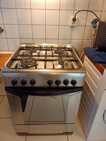 Indesit Gasfornuis met Elektrische Oven beschikbaar voor biedingen