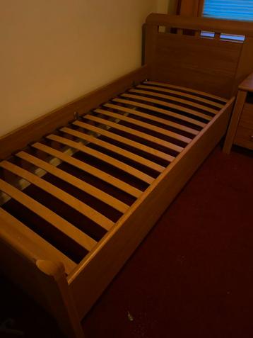 Houten Eenpersoonsbed 90x200 met nachtkastje beschikbaar voor biedingen