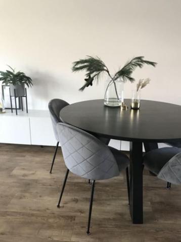* Zeer mooie ronde matzwarte eiken eettafel 129 cm * beschikbaar voor biedingen
