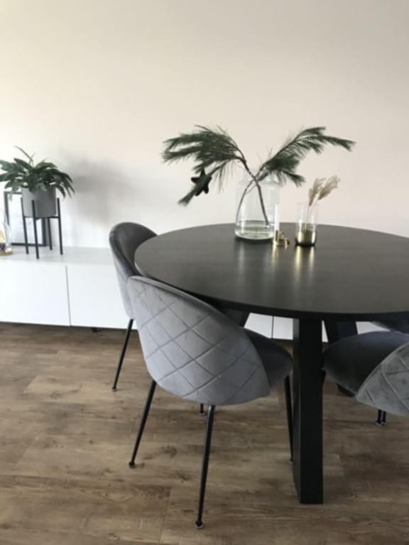 * Zeer mooie ronde matzwarte eiken eettafel 129 cm *, Huis en Inrichting, Tafels | Eettafels, Zo goed als nieuw, 100 tot 150 cm