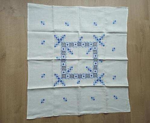 dekservet wit met blauw borduurwerk jaren 70, Huis en Inrichting, Keuken | Textiel, Zo goed als nieuw, Tafelkleed of Tafelzeil