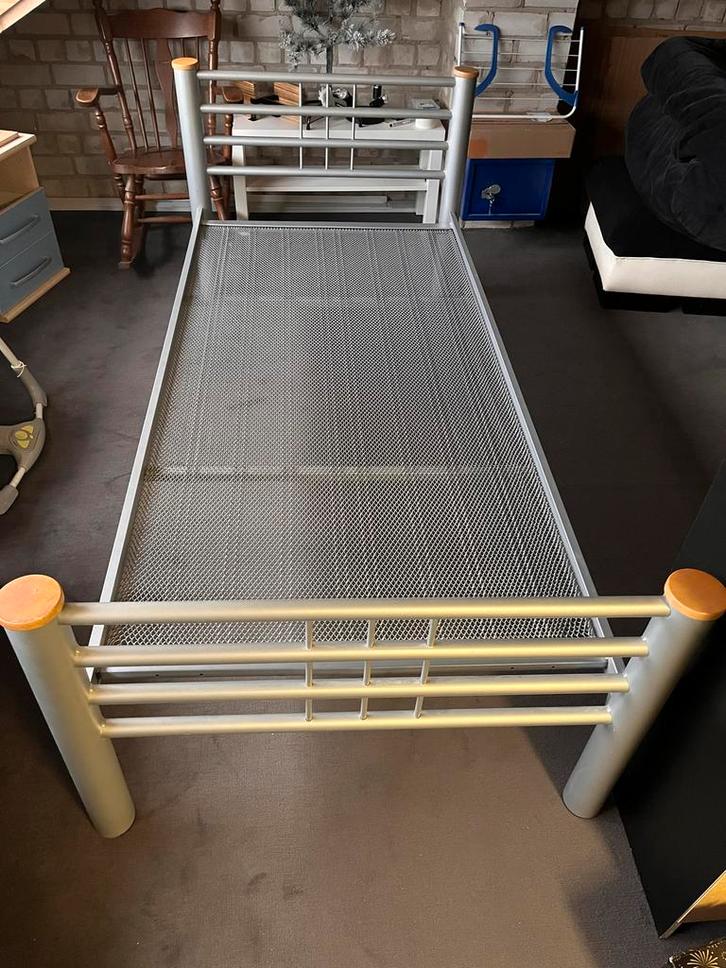 Very good and comfortable bed, Huis en Inrichting, Slaapkamer | Bedden, Zo goed als nieuw, Tweepersoons, Hout, Ophalen