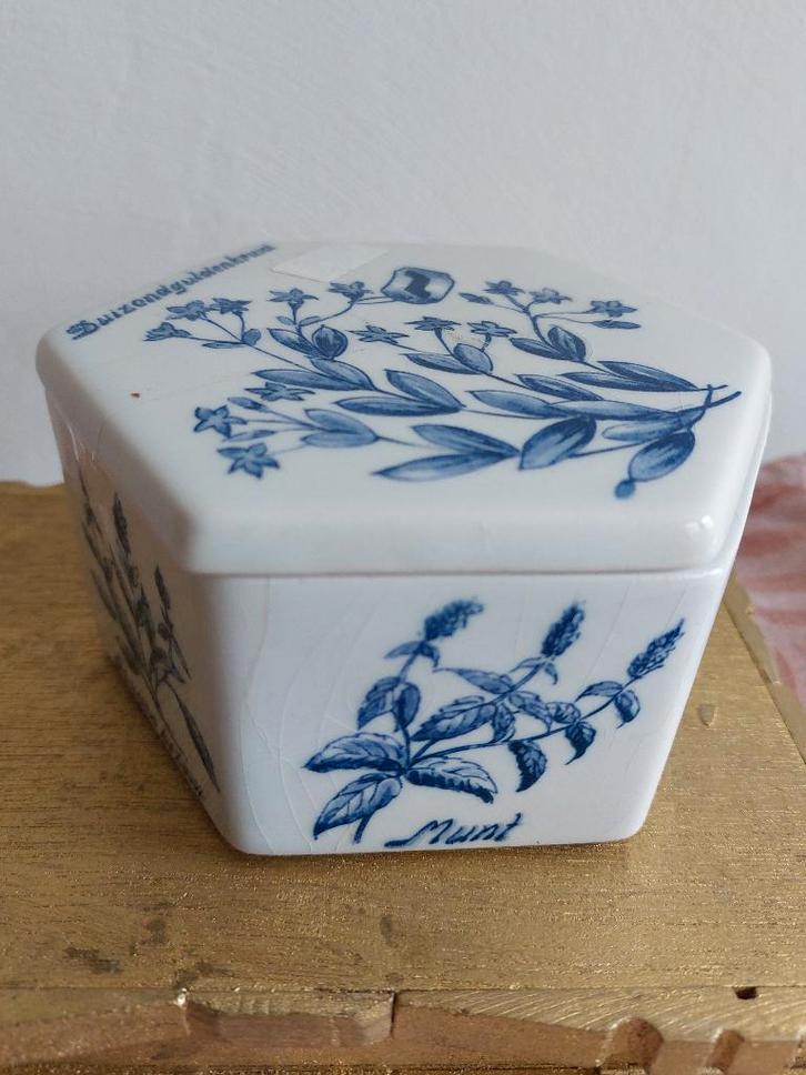 Deksel doosje porselein Delfts Holland bloemen kruiden, Antiek en Kunst, Antiek | Porselein, Ophalen