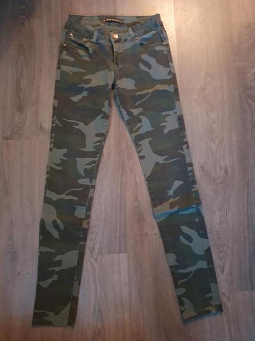 Leuke hippe legergroene Broek, maat 27, 34 of XS, Kleding | Dames, Broeken en Pantalons, Zo goed als nieuw, Maat 34 (XS) of kleiner