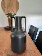 Zwarte vaas kruik met oren / 34 cm hoog, Huis en Inrichting, Woonaccessoires | Vazen, Zwart, Aardewerk of Porselein, Ophalen of Verzenden