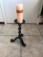Te koop zwarte metalen kandelaar met grote kaars, Ophalen, Gebruikt, Metaal, 25 tot 50 cm