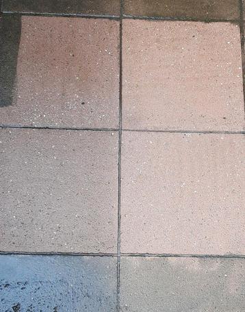 28,5 m² betontegels 50x50x5 cm – in topstaat beschikbaar voor biedingen