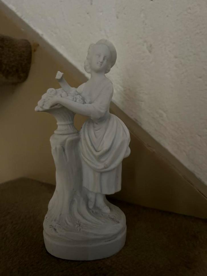 Vintage Porseleinen biscuit Beeldje Vrouw met Bloemenmand, Antiek en Kunst, Kunst | Beelden en Houtsnijwerken, Ophalen of Verzenden