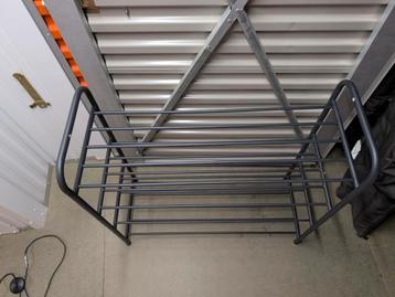 Schoenenrek metaal.  82 breed, 79 hoog en 34 diep beschikbaar voor biedingen