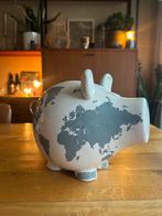 Salt & Pepper Spaarvarken - oink! - Wereldkaart, Ophalen of Verzenden, Zo goed als nieuw, Steen, Aardewerk of Keramiek, Overige thema's
