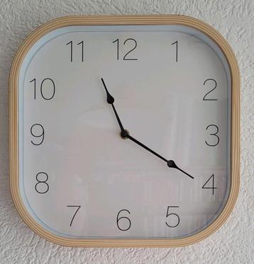 Moderne houtlook kunststof quarzklok beschikbaar voor biedingen