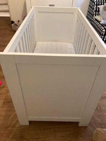 Baby cot with bamboo matrass / ledikant met bamboematras beschikbaar voor biedingen