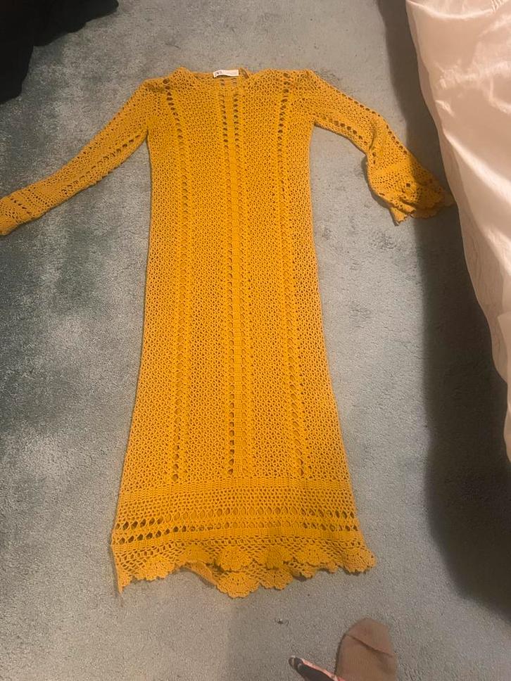 Okergele Zara jurk - lang model m, Kleding | Dames, Jurken, Zo goed als nieuw, Maat 38/40 (M), Geel, Onder de knie, Ophalen of Verzenden