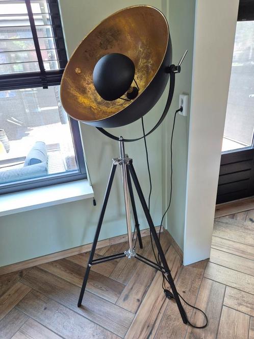 Staande tripod lamp Thames 165 cm – Metaal/goud, Huis en Inrichting, Lampen | Vloerlampen, Zo goed als nieuw, 150 tot 200 cm, Metaal