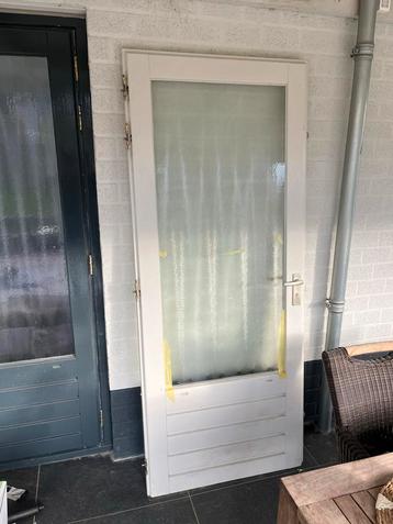 Massieve Buitendeur met Glas & 3-Puntslot beschikbaar voor biedingen