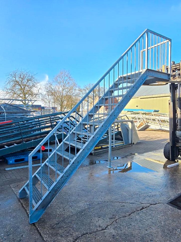 Stalen trap met bordes gegalv hoog 2.7mtr nor010, Doe-het-zelf en Verbouw, Ladders en Trappen, 2 tot 4 meter, Ophalen of Verzenden