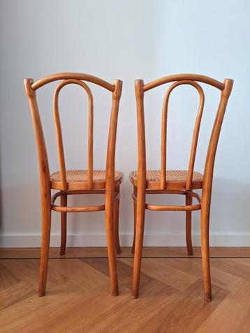 Twee originele Thonet stoelen met webbing zitting beschikbaar voor biedingen
