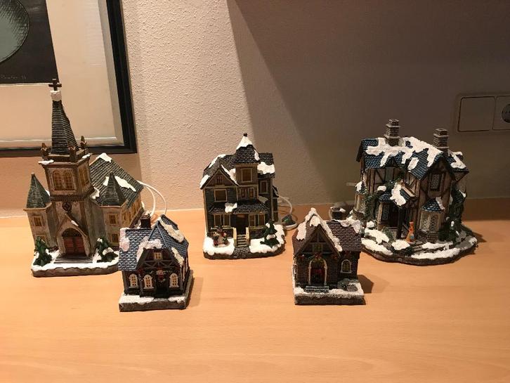 Kerstdorp: kerk, 2 grote - en 2 kleine huisjes, Diversen, Kerst, Zo goed als nieuw, Ophalen of Verzenden