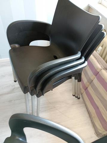 4 Zwarte Kuipstoelen beschikbaar voor biedingen