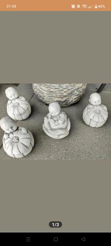 Grote betonnen mand met vier babys beton in pompoen  beschikbaar voor biedingen