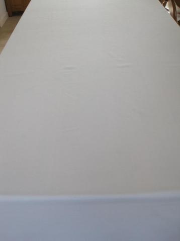 Fraai groot wit tafelkleed 140 cm bij 250 cm nieuw. beschikbaar voor biedingen