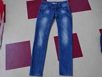 Hele mooie spijkerbroek met 3 knopen / maat 38 beschikbaar voor biedingen