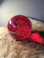 Rode glazen presse papier - 9 cm diameter, Huis en Inrichting, Ophalen, Zo goed als nieuw