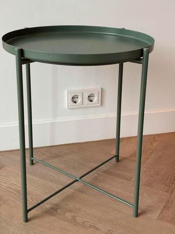 Groen tafeltje met afneembaar blad beschikbaar voor biedingen