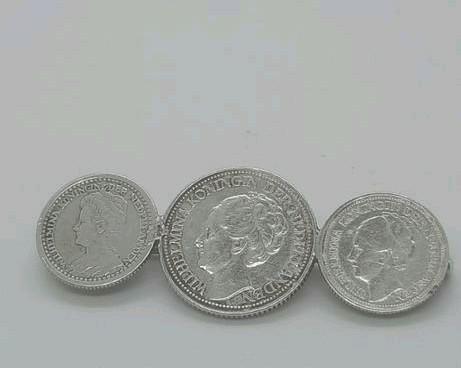 Zilveren Broche Wilhelmina - 'Stil Verzet', Verzamelen, Militaria | Tweede Wereldoorlog, Nederland, Ophalen of Verzenden