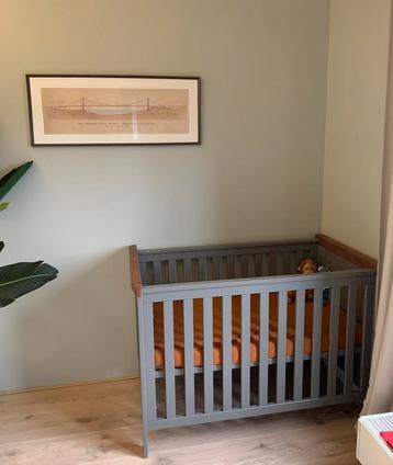 Mooi ledikant 60x120 met houten details beschikbaar voor biedingen