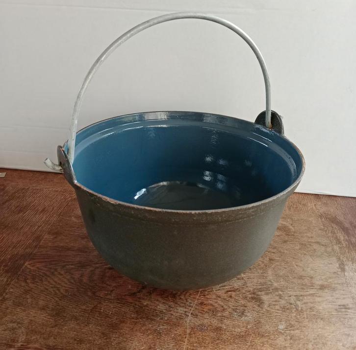 Zware ijzeren ketel met ophanghaak. Diameter 31 cm., Antiek en Kunst, Antiek | Emaille, Ophalen of Verzenden