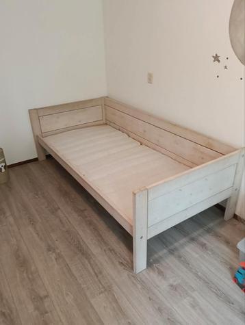 houte bed  beschikbaar voor biedingen