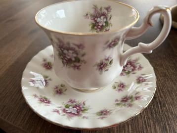 Royal Albert Lavendel Violets Kop en Schotel - Nieuwstaat beschikbaar voor biedingen