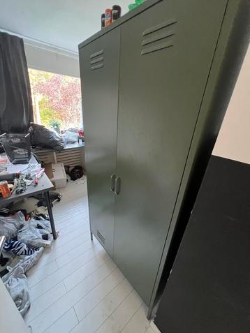 Leger groenen kleding kast beschikbaar voor biedingen