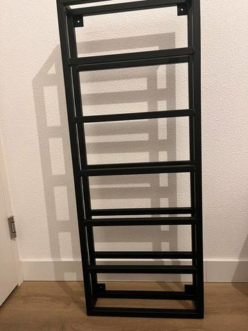Nieuw wijnrek voor 7 flessen. Dik metaal zwart Loods5! Nieuw beschikbaar voor biedingen